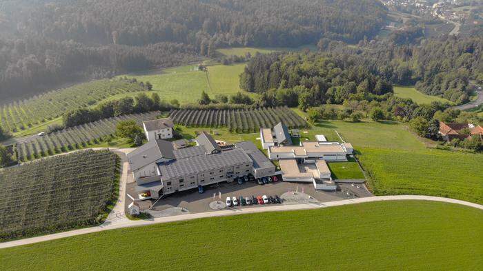 Der Betrieb ist in einem ausgebauten Obstlager auf der Landwirtschft von Schanes´ Eltern in Gamling untergebracht. 