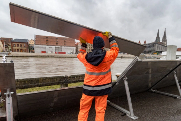 Derzeit sind rund 80 Mitarbeiter ausschließlich mit der Hochwasser-Prävention beschäftigt.