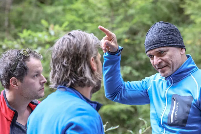 Am Zustieg zum Klettersteig "Hias" erhalten die beiden Schauspieler Mirko Lang (links) und Sebastian Ströbel (Mitte) noch Anweisungen von Regisseur Jakob Schäuffelen.