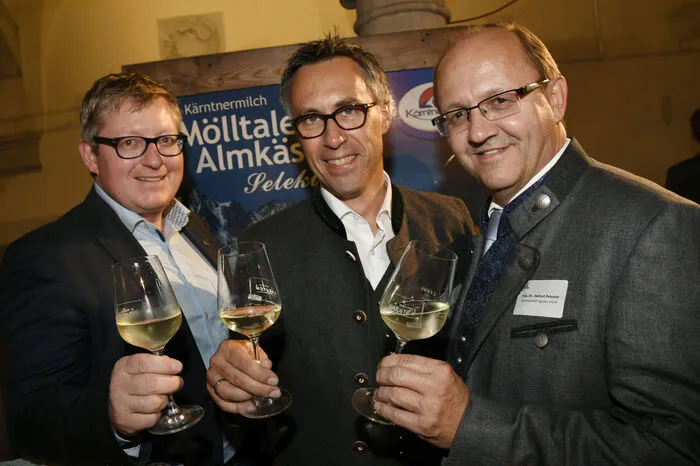 Stefan Lindner (Berglandmilch), Georg Strasser, Präsident des Bauernbundes, sowie Helmut Petschar, Chef der Kärntnermilch und Präsident des Vereins zur Förderung der österreichischen Milchwirtschaft.