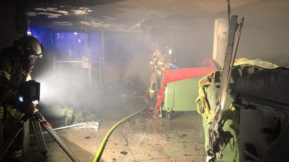 Die Hitzeentwicklung war so stark, dass Passanten mit Handfeuerlöschern nichts ausrichten konnten