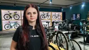 Eine junge Frau, im Hintergrund sind Fahrräder