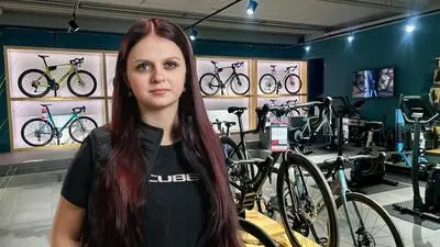 Eine junge Frau, im Hintergrund sind Fahrräder