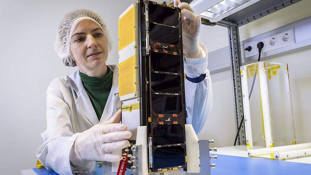 Manuela Wenger mit dem neuen Satelliten