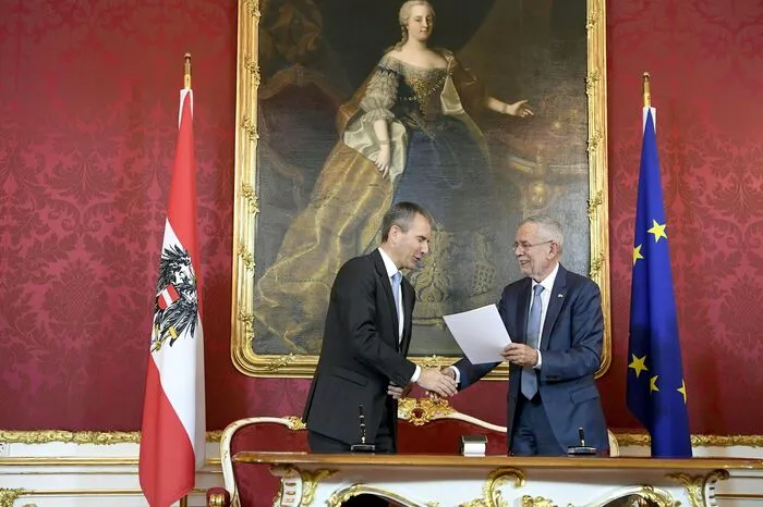 Statt des bisherigen Regierungschefs Sebastian Kurz hat das Staatsoberhaupt Finanzminister Hartwig Löger (ÖVP) die interimistische Führung der Kanzler-Agenden übertragen.