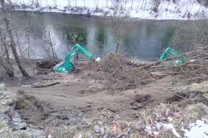 Die Arbeiten gestalteten sich gefährlich, weil es im Oberhang immer wieder zu Nachrutschungen kam, während unten die Bagger arbeiteten.
