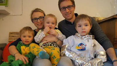 Nora und Stefan mit Maximilian (3), Benedikt (2) und Leonhard (4)