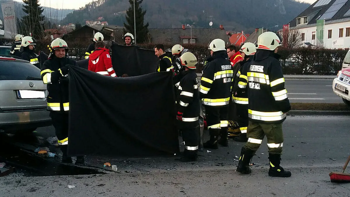 In Köflach krachten ein Pkw und ein Schulbus zusammen