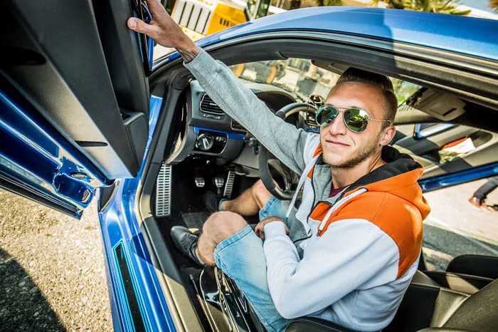Kevin Stöcker, Karlsruhe: Ich bin heuer zum ersten Mal hier und ein wenig enttäuscht, weil es ist nix los. Ich dachte, ich kann mehr coole Autos sehen. In den Umbau meines Scirocco habe ungefähr 30.000 Euro gesteckt. Als nächstes baue ich einen Motor rein, dann hat er 450 PS.“