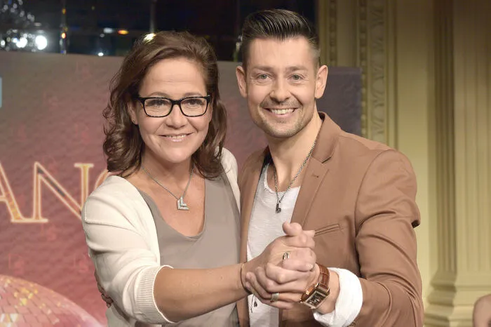 Kabarettistin und Schauspielerin Monica Weinzettl tanzt mit Florian Gschaider