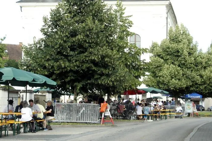 Pfarrfest-Organisatorin Sandra Stajer und Pastoralassistent Gerhard Weber begrüßten Landtagsabgeordneten Lukas Schnitzer, Bürgermeister Franz Jost, Vizebürgermeister Roland Gogg, Finanzstadtrat Christian Sommerbauer, Stadtrat Christian Schandor sowie Karlheinz Böhmer, den Pfarrer der Evangelischen Pfarrgemeinde in ihrer Mitte.