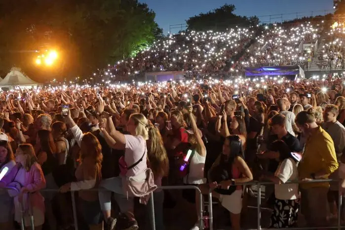 Ob lautstarkes Mitsingen bei den Klassikern oder Handylichter bei den gefühlvollen Balladen – das Publikum machte die Ostbucht zu einem stimmungsvollen Lichtermeer.