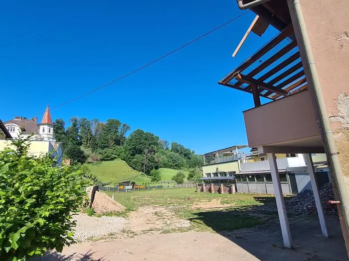 Hinter der ehemaligen Apotheke wird auf der Wiese ein Neubau mit Wohnungen errichtet