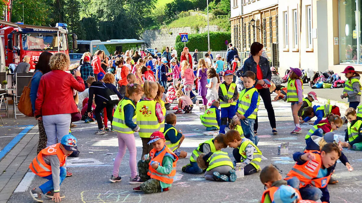 300 Kinder verschönerten im Rahmen der Europäischen Mobilitätswoche die 10.-Oktober-Straße in Hermagor