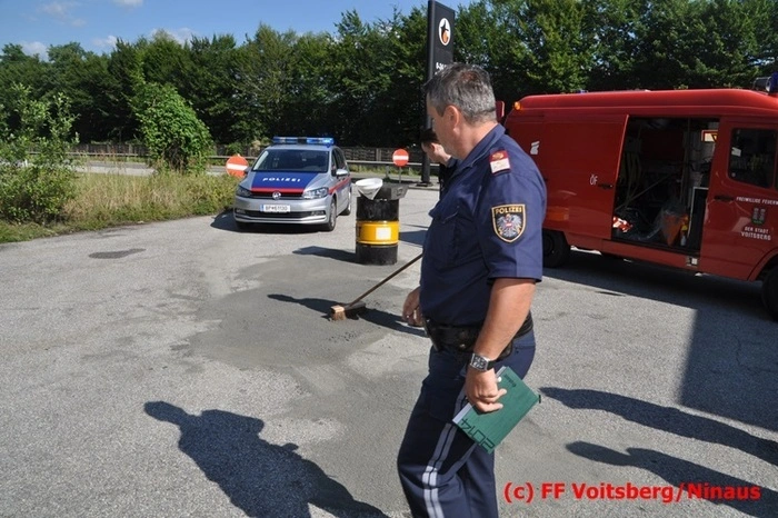 Zur Ermittlung des Ereignisses wurde die Polizei Voitsberg verständigt. Das beschädigte Fahrzeug wurde von einem Autofahrerclub abgeschleppt.
