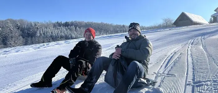 Die Hauptverantwortlichen Andreas Knaus und Florian Jud testen die Piste für die „Sackl-Rutsch-WM“