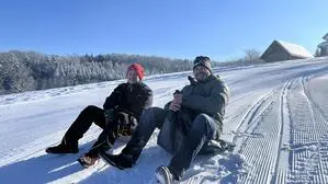 Die Hauptverantwortlichen Andreas Knaus und Florian Jud testen die Piste für die „Sackl-Rutsch-WM“