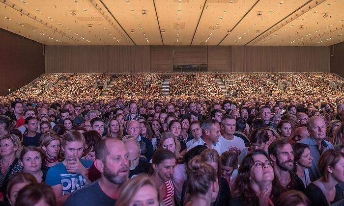 Knapp 8000 Fans erlebten die "Get Up!"-Show in der Stadthalle