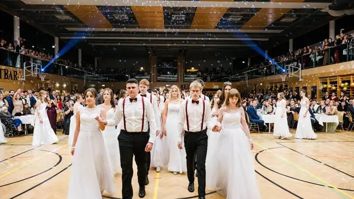 38 Maturantinnen und Maturanten des Borg Bad Radkersburg feierten ihren Maturaball in der Ottersbachhalle