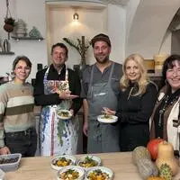 Von links: Aurea-Gastgeberin Alexandra Debre, Stadttheater Klagenfurt Intendant Aron Stiehl, Aurea Haubenkoch Armin Rauscher, Opernstar Iva Schell und „Kochen für die Krebshilfe“ Initiatorin Renate Zierler mit dem „Aurea Happen“, von dessen Verkauf gespendet wird