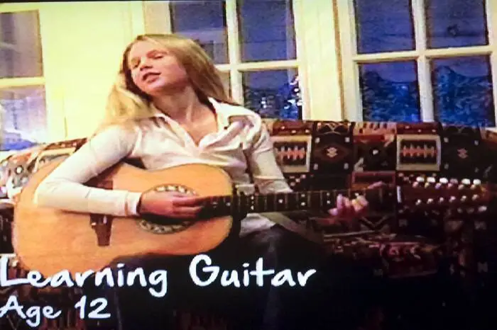 Seit ihrem 12. Lebensjahr spielt sie Gitarre, das Instrument ist auch heute noch eines ihrer Markenzeichen.