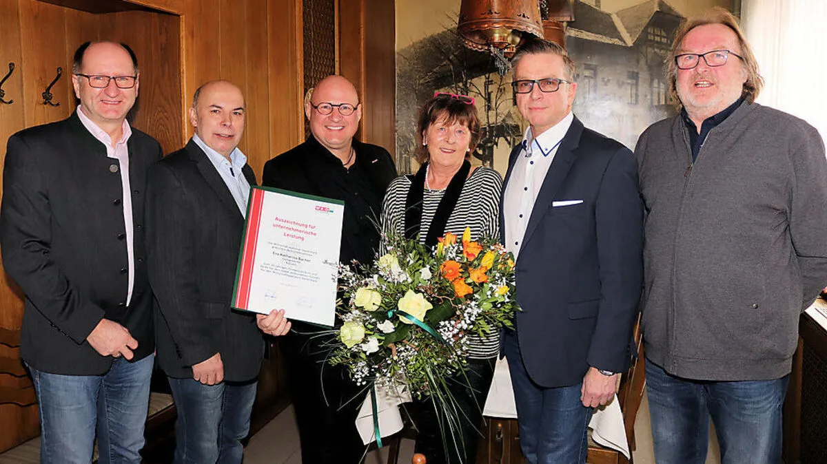 Tourismusobmann Adi Kern, Spartensprecher Manfred Prettenthaler, WKO-Obmann Peter Sükar, Wirtin Eva Bacher, Bürgermeister Helmut Linhart und Wirt Heimo Bacher (von links)