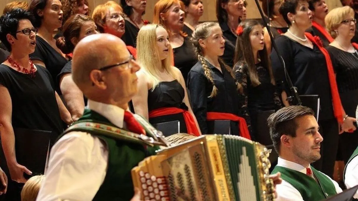 Erheben auch wieder ihre Stimmen: die Sängerinnen und Sänger des Volksliedchores Feldkirchen