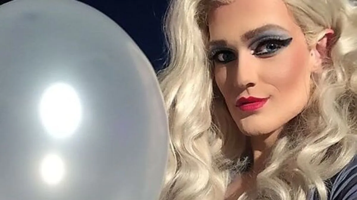 Gloria Hole lässt den Luftballon in den Himmel steigen – für den Eröffnungstrailer des Song Contests