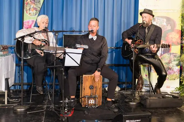 Musikalisch umrahmt wurde die Preisverleihung von der Gruppe „Acoustic Lovers“