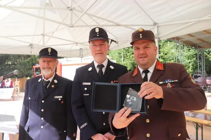 Auch eine Abordnung der Freiwilligen Feuerwehr Friedberg aus Bayern ließ es sich nicht nehmen, den Kameradinnen und Kameraden ihrer Partnerfeuerwehr zu gratulieren. Markus Rietzler und Jakob Eichele betonten die langjährige und tiefe Freundschaft zwischen den beiden Feuerwehren. „Wir sind zwar geografisch getrennt, aber im Geiste eng verbunden und ein leuchtendes Beispiel dafür, dass gelebte Kameradschaft keine Grenzen kennt“, erklärten die bayrischen Feuerwehrmänner und überreichten als Geschenk einen gelaserter Glaskristall sowie eine Zuwendung für die Jungfeuerwehr. 