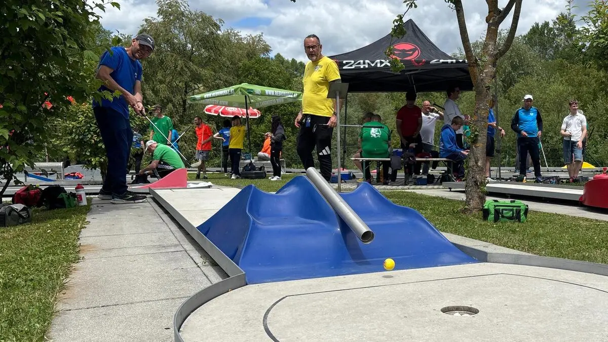 Das Bundesligafinale der Minigolfer findet am 31. Mai und 1. Juni in Voitsberg statt. Christian Gobetz (in Gelb) und seine Mannschaft haben gute Chancen auf den Sieg