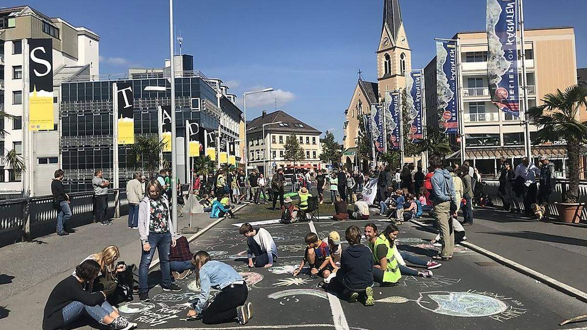 &quot;Fridays for Future&quot;-Demo auf der Draubrücke