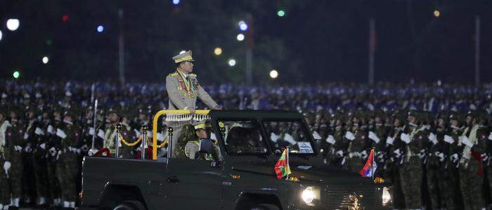 Seniorgeneral Min Aung Hlaing, Chef des Militärrats, inspiziert Offiziere während einer Parade zum 79. Tag der Streitkräfte Myanmars in Naypyitaw.