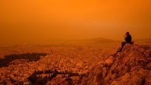 Der Himmel in Athen verfärbte sich orange-rot