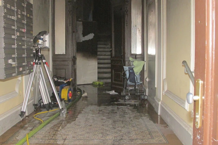 An die Grenzen wurden die Einsatzkräfte aber durch den sich unkontrolliert ausbreitenden heißen Brandrauch gebracht.