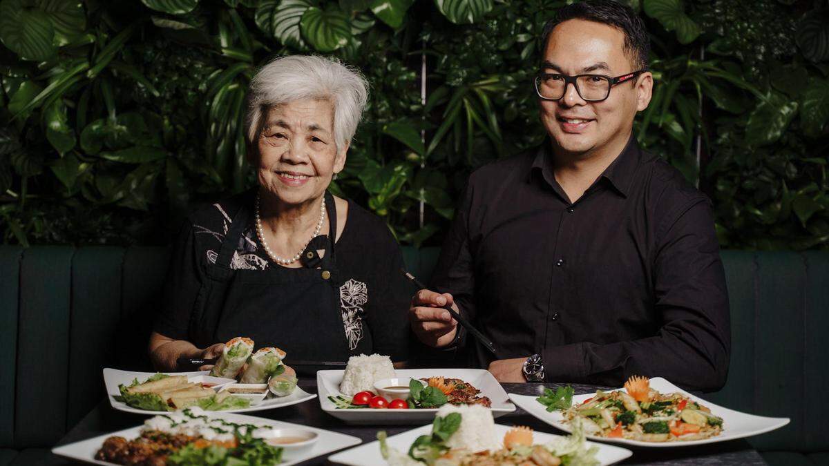 Thi Ba Nguyen und ihr Sohn Robert Nguyen betreiben das vietnamesische Restaurant „Vina“ in Graz.