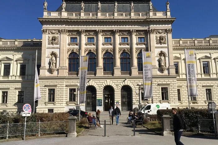 Das sonnige Wetter lockt die Studenten an die Uni - auch wenn das Sommersemester erst nächste Woche beginnt
