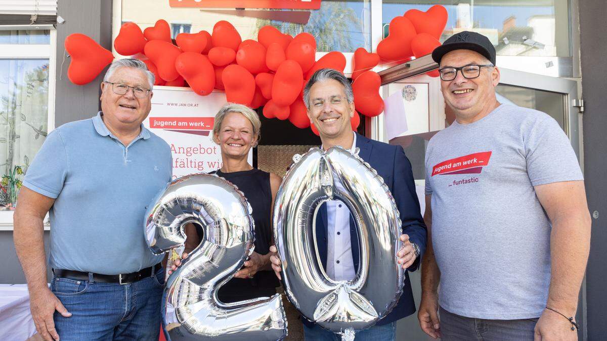 Walter Ferk (Geschäftsführer &quot;Jugend am Werk&quot;), Helene Grasser, (ebenfalls von &quot;Jugend am Werk&quot;), Stadtrat Kurt Hohensinner und Reinhard Lackner (Teamleiter vom Jugendzentrum funtastic)