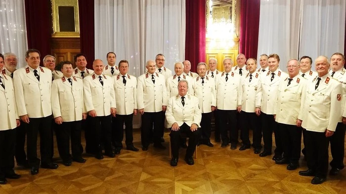 Der „Polizeichor Villach“ ist kein unbekannter. Seit 1982 gibt es den derzeit 25 Sänger zählenden Chor, der von Hannes Mikl-Petschnig geleitet wird.Heuer durfte der Chor unter der Obmannschaft von Manfred Hauser dem früheren Bundespräsidenten Heinz Fischer bereits ein Ständchen singen. 1995 konnte der Chor sogar einen Sieg bei einem internationalen Chorwettbewerb in Ägypten erzielen. Jedes Jahr tritt man bei Konzerten in Wien oder in Salzburg auf. Erfahrung hat der Chor also genug. Dennoch will es der „Polizeichor Villach“ wissen und singt am 27. Oktober im Volkshaus Landskron um den Titel Kärntner „Chor des Jahres“.