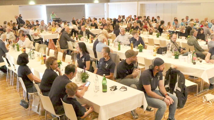 Über 100 St. Veiter Sportlerinnen und Sportler aus 22 Vereinen waren am Donnerstagabend mit ihren Betreuern und Angehörigen zur „Sportgala 2022“ in die örtliche Blumenhalle gepilgert. 