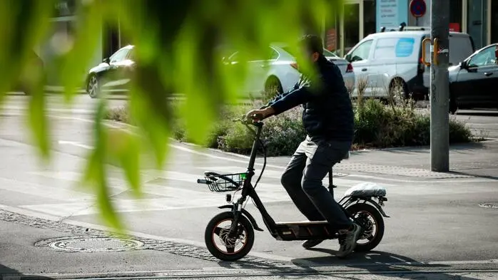 Mit einem E-Scooter war der Betrunkene unterwegs (Symbolbild)