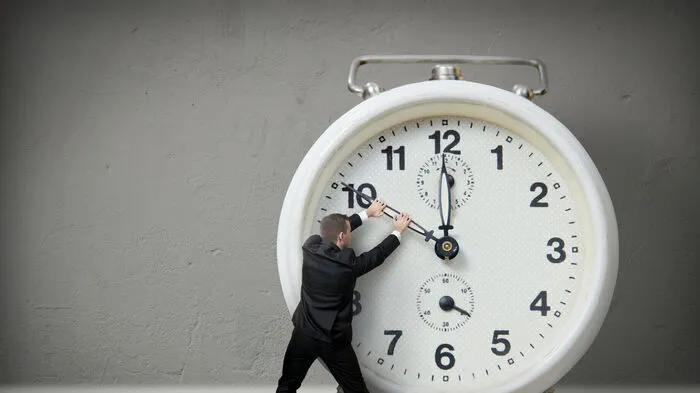 Um die Zeitumstellung mit wenigen Nebenwirkungen zu überstehen, gilt derselbe Rat wie beim Jetlag: Blicken Sie nicht zurück! Stellen Sie die Uhren so schnell wie möglich auf die neue Zeit um, denken Sie nicht an die alte Zeit oder daran, wie spät es „eigentlich wäre“.
