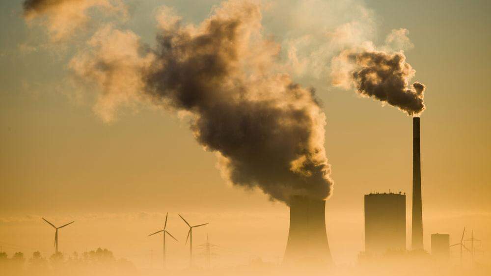 Energiewende? In Mehrum produzieren Kohlekraftwerk und Windräder Strom