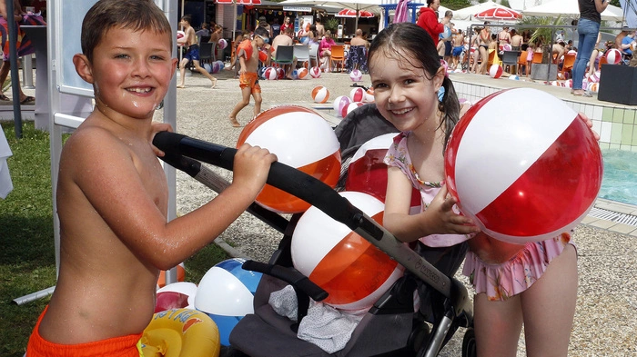 Viele Badegäste ließen sich den spektakulären "Wasserball-Regen" beim #wearewater-Fest im Thermenresort Loipersdorf nicht entgehen.  