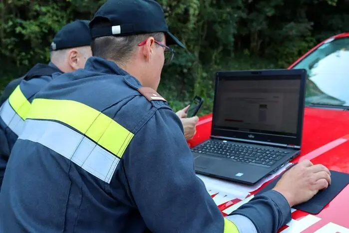 Nach mehrstündiger Anfahrt bekamen die 67 Einsatzkräfte der Feuerwehren aus dem Bezirk Leoben im Rüsthaus Melk die Einsatzstellen zugeteilt.