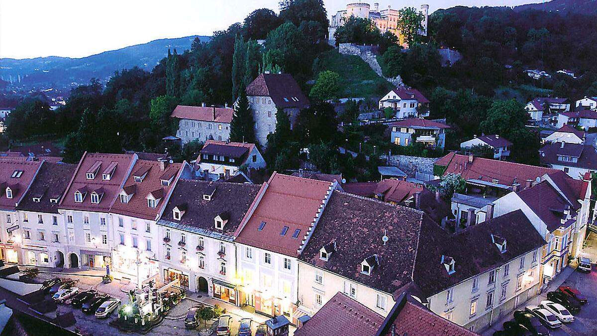 Eine stimmungsvolle Ansicht der Wolfsberger Altstadt mit Schloss