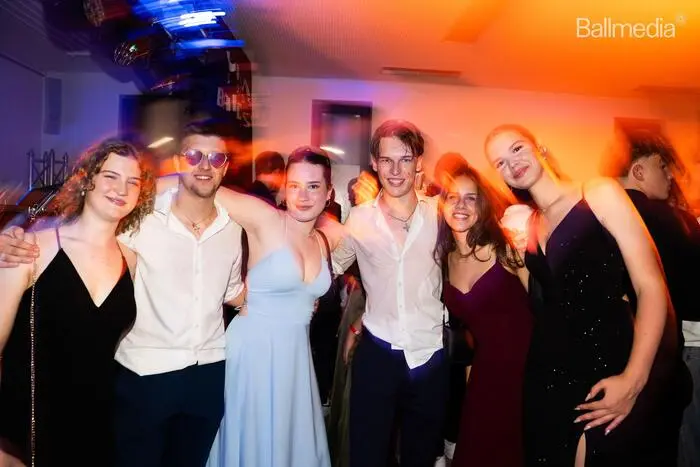 Bei schwungvoller Musik und ausgelassener Stimmung wurde fleißig das Tanzbein geschwungen. 