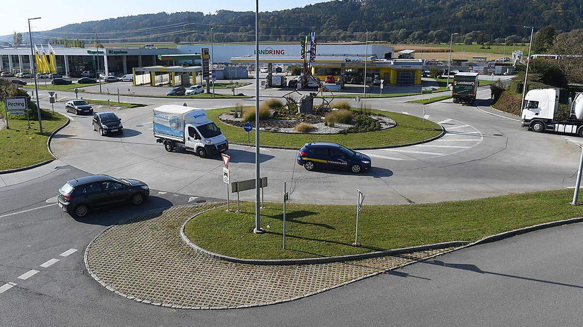 Aus dem derzeitigen Kreisverkehr in Pirching (Gemeinde Hofstätten) wird ein zweispuriger Turbokreis, der die Staus dort verringern soll