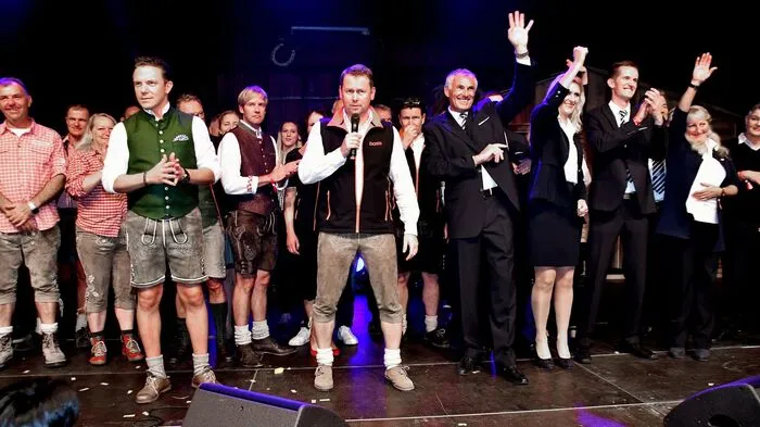 Präsentiert wurde der von Schuch Reisen organisierte Herbststadl 2018 von Stefan Mross (links, grüne Weste) ...