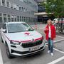 Elisabeth Eichner gönnt sich vor der Klinik in Innsbruck eine kurze Pause